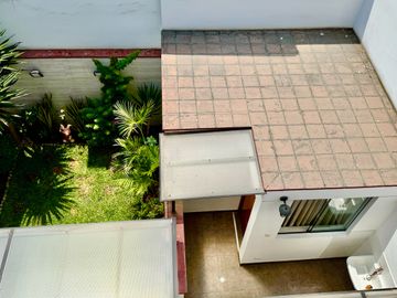 Se vende Impecable chalet de 3 pisos en Urbanización Aurora Miraflores
Completamente renovado el sistema eléctrico, saneamiento, accesorios, luminari