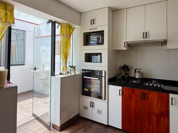 Se vende Impecable chalet de 3 pisos en Urbanización Aurora Miraflores
Completamente renovado el sistema eléctrico, saneamiento, accesorios, luminari