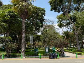 Se vende Impecable chalet de 3 pisos en Urbanización Aurora Miraflores
Completamente renovado el sistema eléctrico, saneamiento, accesorios, luminari