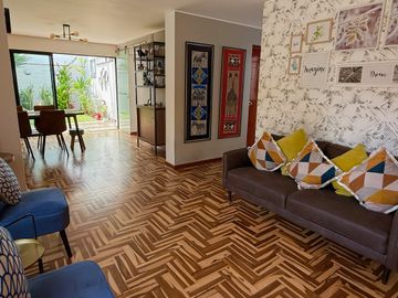 Se vende Impecable chalet de 3 pisos en Urbanización Aurora Miraflores
Completamente renovado el sistema eléctrico, saneamiento, accesorios, luminari