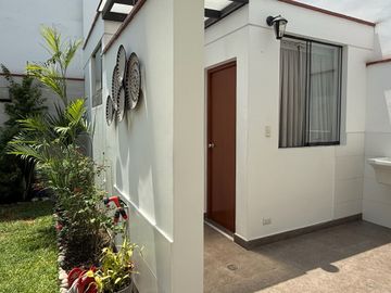 Se vende Impecable chalet de 3 pisos en Urbanización Aurora Miraflores
Completamente renovado el sistema eléctrico, saneamiento, accesorios, luminari