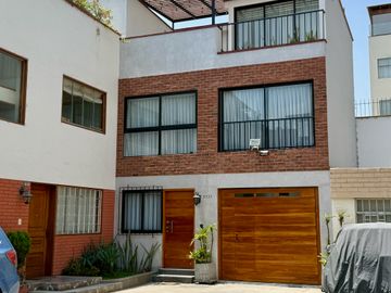 Se vende Impecable chalet de 3 pisos en Urbanización Aurora Miraflores
Completamente renovado el sistema eléctrico, saneamiento, accesorios, luminari