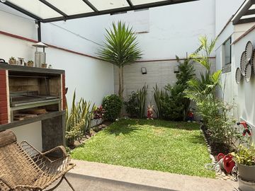 Se vende Impecable chalet de 3 pisos en Urbanización Aurora Miraflores
Completamente renovado el sistema eléctrico, saneamiento, accesorios, luminari