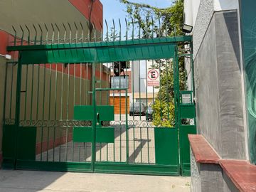 Se vende Impecable chalet de 3 pisos en Urbanización Aurora Miraflores
Completamente renovado el sistema eléctrico, saneamiento, accesorios, luminari
