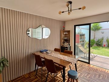 Se vende Impecable chalet de 3 pisos en Urbanización Aurora Miraflores
Completamente renovado el sistema eléctrico, saneamiento, accesorios, luminari