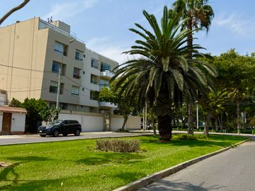 Se vende Impecable chalet de 3 pisos en Urbanización Aurora Miraflores
Completamente renovado el sistema eléctrico, saneamiento, accesorios, luminari