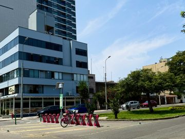 Se vende Impecable chalet de 3 pisos en Urbanización Aurora Miraflores
Completamente renovado el sistema eléctrico, saneamiento, accesorios, luminari