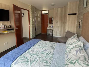 Se vende Impecable chalet de 3 pisos en Urbanización Aurora Miraflores
Completamente renovado el sistema eléctrico, saneamiento, accesorios, luminari