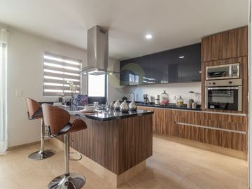 Casa en esquina en San isidro Juriquilla  con terreno excedente