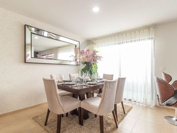 Casa en esquina en San isidro Juriquilla  con terreno excedente