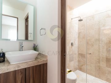 Casa en esquina en San isidro Juriquilla  con terreno excedente