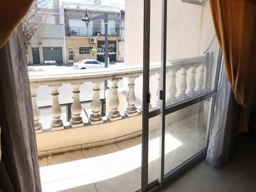 Excelente Ph 2 Ambientes 1º Piso con terraza y Quincho. Dormitorio con Placard y escritorio Al frente
