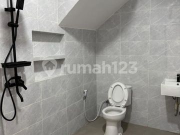 Jual Cepat,,, Rumah Mewah Baru Minimalis 3 Lantai Bebas Banjir di Janurkuning ........Kelapa Gading