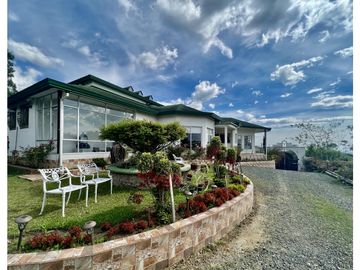 EXTRAORDINARIA CASA DE CAMPO. 12.800 M2 , 700 M2 CONSTRUIDOS. CIRCASIA