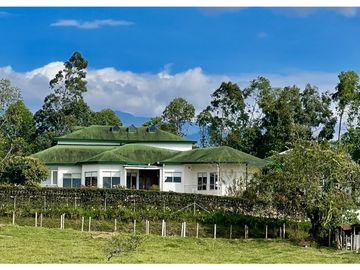 EXTRAORDINARIA CASA DE CAMPO. 12.800 M2 , 700 M2 CONSTRUIDOS. CIRCASIA
