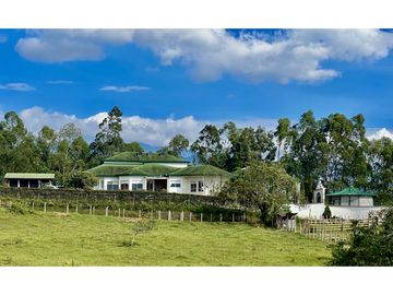 EXTRAORDINARIA CASA DE CAMPO. 12.800 M2 , 700 M2 CONSTRUIDOS. CIRCASIA