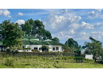 EXTRAORDINARIA CASA DE CAMPO. 12.800 M2 , 700 M2 CONSTRUIDOS. CIRCASIA