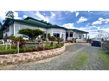 EXTRAORDINARIA CASA DE CAMPO. 12.800 M2 , 700 M2 CONSTRUIDOS. CIRCASIA
