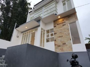 Dijual Rumah Villa Bangunan Baru di KotaWisata Batu Malang