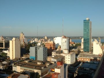 IMPONENTE PISO EN VENTA SOBRE CALLE CÓRDOBA. TRES DORMITORIOS MAS DEPENDENCIA DE SERVICIO. ÚNICO.-
