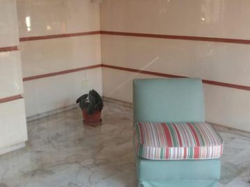 IMPONENTE PISO EN VENTA SOBRE CALLE CÓRDOBA. TRES DORMITORIOS MAS DEPENDENCIA DE SERVICIO. ÚNICO.-