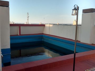 IMPONENTE PISO EN VENTA SOBRE CALLE CÓRDOBA. TRES DORMITORIOS MAS DEPENDENCIA DE SERVICIO. ÚNICO.-