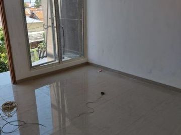 RUMAH GRESS Area Tenggilis Hadap selatan, Strategis