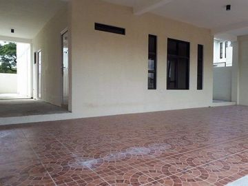 Duplex House and lot for sale with 6 bedrooms in Enclave subd.