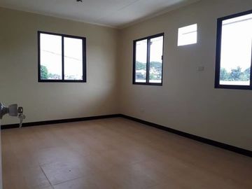 Duplex House and lot for sale with 6 bedrooms in Enclave subd.