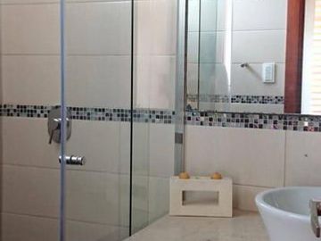 Venta espectacular casa 4 dormitorios, piscina, Urbanización Privada, Nayón