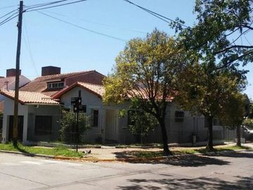 Casa de 3 ambientes en Quilmes Este.