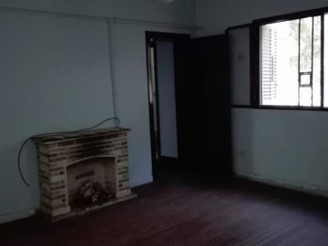 Casa de 3 ambientes en Quilmes Este.