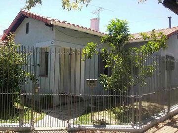 Casa de 3 ambientes en Quilmes Este.