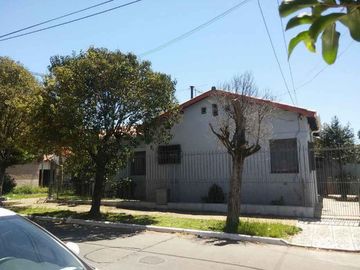 Casa de 3 ambientes en Quilmes Este.