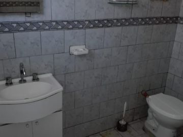Casa de 3 ambientes en Quilmes Este.