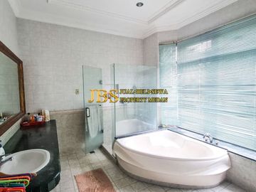 Dijual Villa siap huni lux Komplek Villa Malibu Indah
