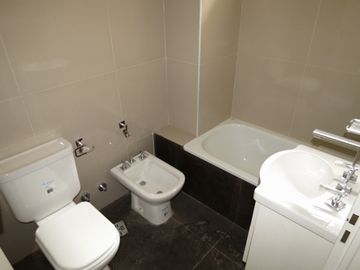Monoambiente en loft con jardín de 12 m2. : 58,70 m2 cub y 16,68 m2 descub. Total: 75,38 m2.