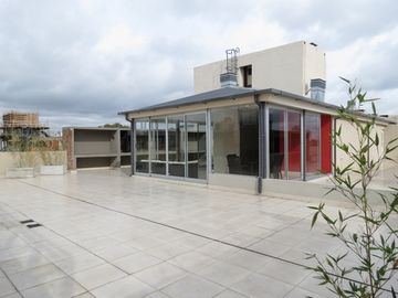 Monoambiente en loft con jardín de 12 m2. : 58,70 m2 cub y 16,68 m2 descub. Total: 75,38 m2.