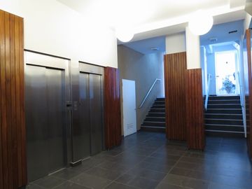 Monoambiente en loft con jardín de 12 m2. : 58,70 m2 cub y 16,68 m2 descub. Total: 75,38 m2.