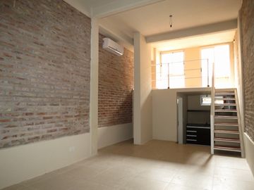 Monoambiente en loft con jardín de 12 m2. : 58,70 m2 cub y 16,68 m2 descub. Total: 75,38 m2.