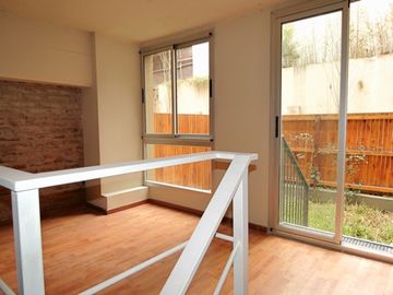 Monoambiente en loft con jardín de 12 m2. : 58,70 m2 cub y 16,68 m2 descub. Total: 75,38 m2.