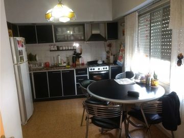 ***RETASADO****PH AL FRENTE EN PRIMER PISO CON BALCÓN