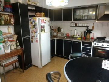 ***RETASADO****PH AL FRENTE EN PRIMER PISO CON BALCÓN