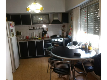 ***RETASADO****PH AL FRENTE EN PRIMER PISO CON BALCÓN