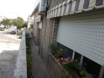 ***RETASADO****PH AL FRENTE EN PRIMER PISO CON BALCÓN