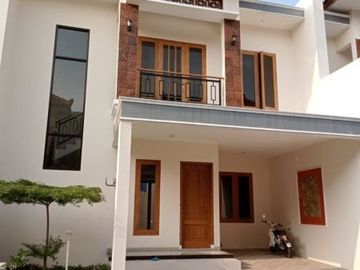 RUMAH SIAP HUNI TENGAH KOTA 2 LANTAI HARGA NEGO
