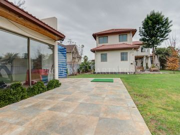 Se vende casa en cercanías metro rojas Magallanescon un gran terreno, pisci