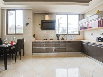 Se vende casa en cercanías metro rojas Magallanescon un gran terreno, pisci