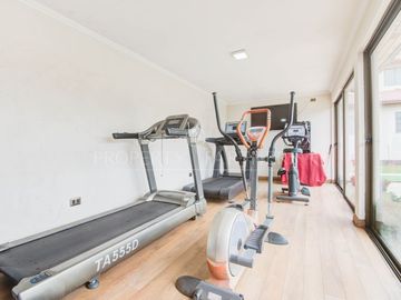 Se vende casa en cercanías metro rojas Magallanescon un gran terreno, pisci