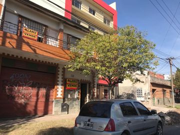 VENDO CASA CON LOCALES CENTRO PASO DEL REY